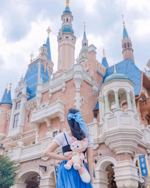 劉鑾雄女兒：現身上海遊樂園，穿內地網購平台買的衣服，很接地氣