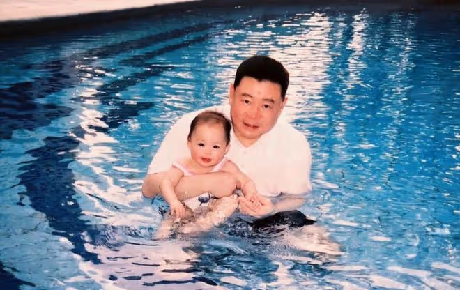 劉鑾雄女兒：現身上海遊樂園，穿內地網購平台買的衣服，很接地氣