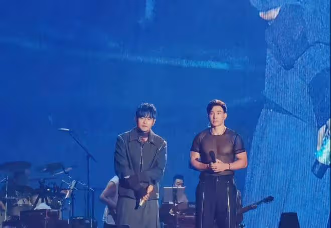 劉畊宏：連續4天成周杰倫演唱會的特別嘉賓，穿透視裝大秀好身材