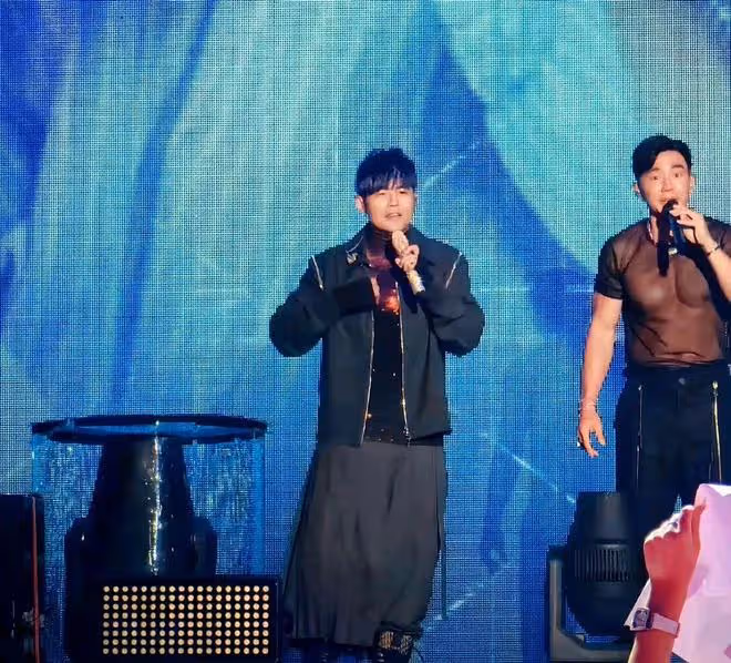 劉畊宏：連續4天成周杰倫演唱會的特別嘉賓，穿透視裝大秀好身材