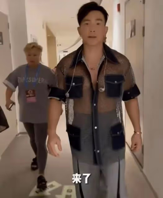 劉畊宏：連續4天成周杰倫演唱會的特別嘉賓，穿透視裝大秀好身材