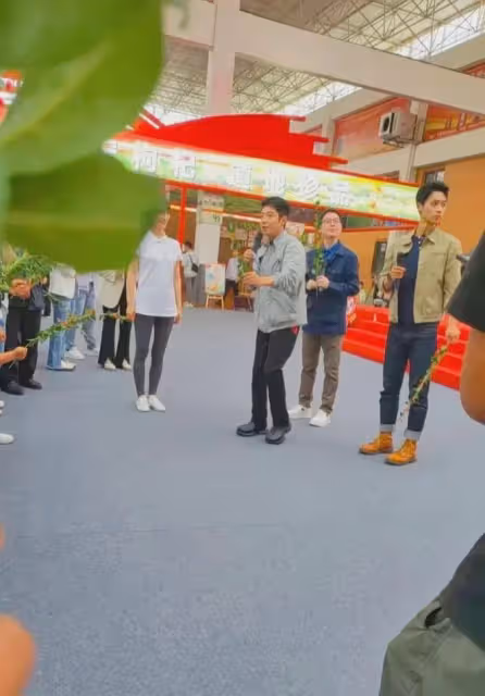 撒貝寧魏晨現身寧夏，兩人再次合體錄節目，現場笑聲不斷很接地氣