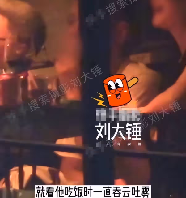 文章攜女友深夜聚餐,菸癮太大連好友香菸也拿走,頭髮灰白顯憔悴