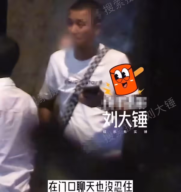 文章攜女友深夜聚餐,菸癮太大連好友香菸也拿走,頭髮灰白顯憔悴