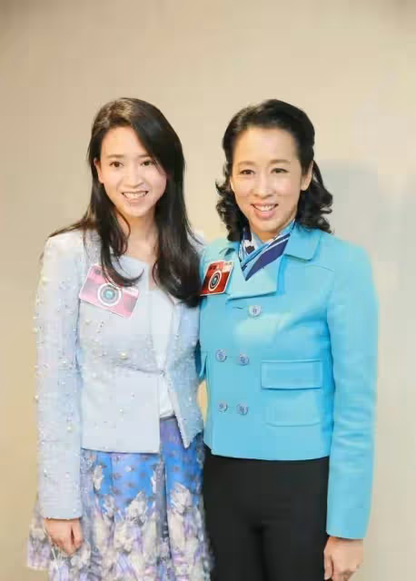 郭晶晶的婆婆是真正的名人,「居委會阿姨」的出場也能穿出優雅感