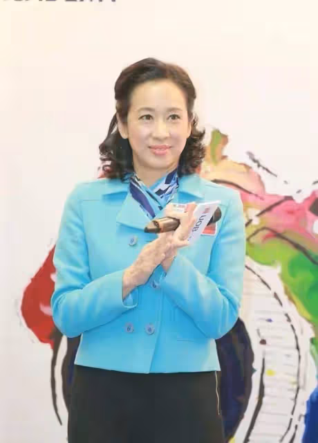 郭晶晶的婆婆是真正的名人,「居委會阿姨」的出場也能穿出優雅感