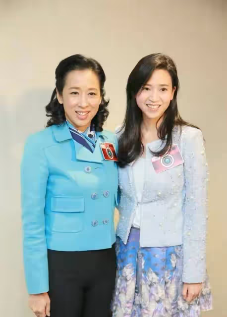 郭晶晶的婆婆是真正的名人,「居委會阿姨」的出場也能穿出優雅感