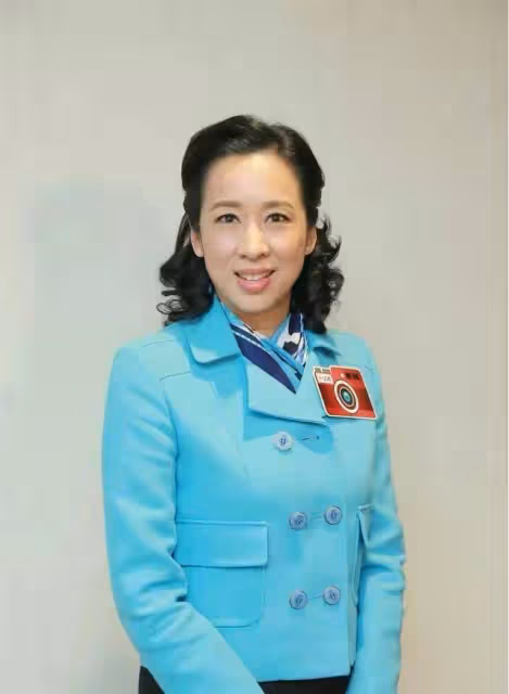 郭晶晶的婆婆是真正的名人,「居委會阿姨」的出場也能穿出優雅感