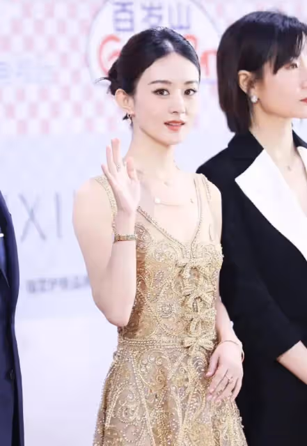 金色長裙驚艷全場,趙麗穎率性又不失優雅!