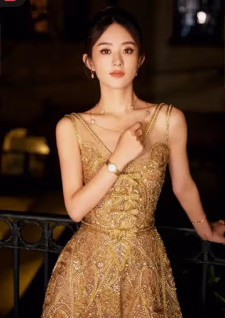 金色長裙驚艷全場,趙麗穎率性又不失優雅!