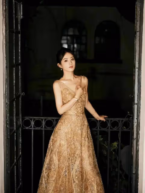 金色長裙驚艷全場,趙麗穎率性又不失優雅!