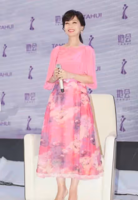 趙雅芝不再漂亮了,粉色印花連衣裙顯得土氣,優雅老去不是很好嗎