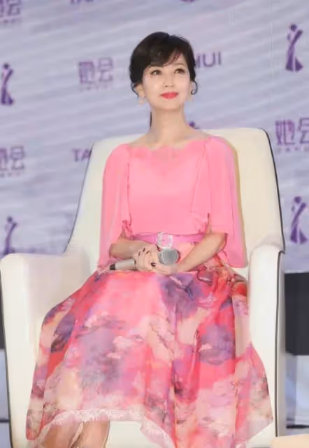 趙雅芝不再漂亮了,粉色印花連衣裙顯得土氣,優雅老去不是很好嗎