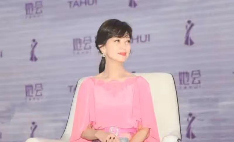 趙雅芝不再漂亮了，粉色印花連衣裙顯得土氣，優雅老去不是很好嗎