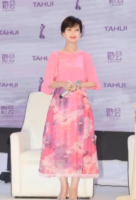 趙雅芝不再漂亮了，粉色印花連衣裙顯得土氣，優雅老去不是很好嗎