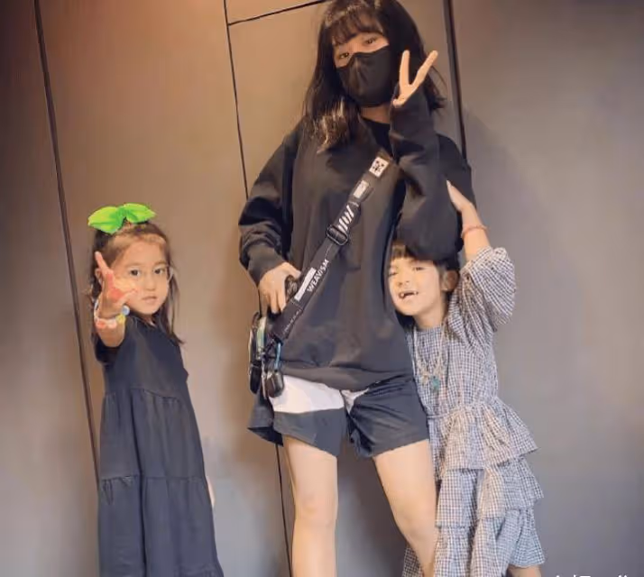 賈靜雯小女兒迎生日:四歲波妞變大眼萌娃,誰料到姐姐更搶鏡