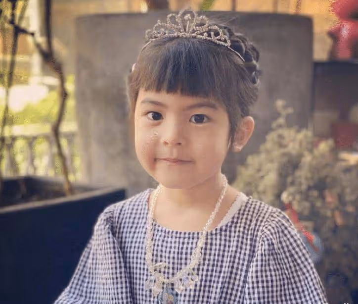 賈靜雯小女兒迎生日:四歲波妞變大眼萌娃,誰料到姐姐更搶鏡
