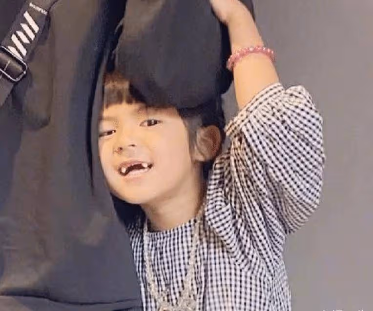 賈靜雯小女兒迎生日:四歲波妞變大眼萌娃,誰料到姐姐更搶鏡