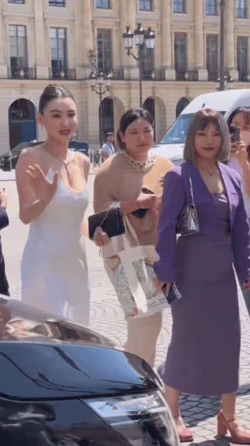 43歲張柏芝引發熱議!穿著一身銀白色弔帶裙,一出場便驚艷了眾人