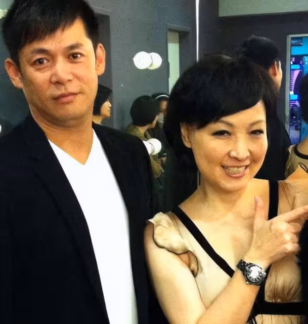 曝55歲男星侵犯19歲少女!強迫叫哥發生關係,曾是暖男戀大齡女星