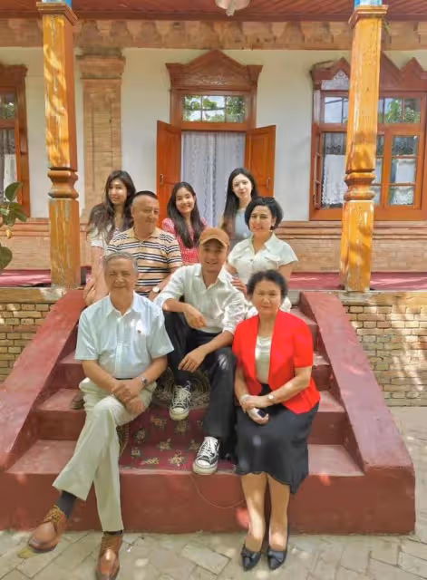 尼格買提回老家過節拍全家福!一家25口均高顏值,學霸侄女太吸睛