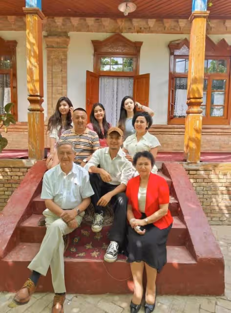 尼格買提回老家過節拍全家福!一家25口均高顏值,學霸侄女太吸睛