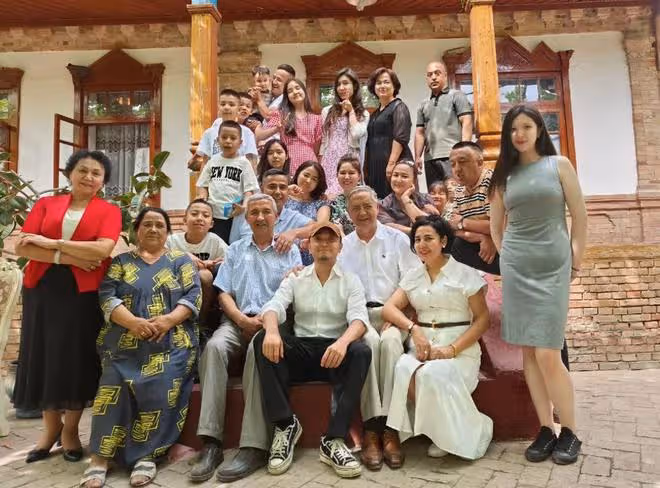尼格買提回老家過節拍全家福!一家25口均高顏值,學霸侄女太吸睛