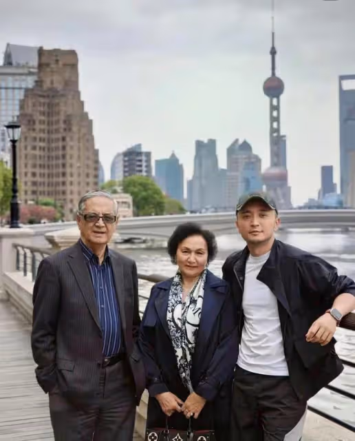 尼格買提回老家過節拍全家福!一家25口均高顏值,學霸侄女太吸睛