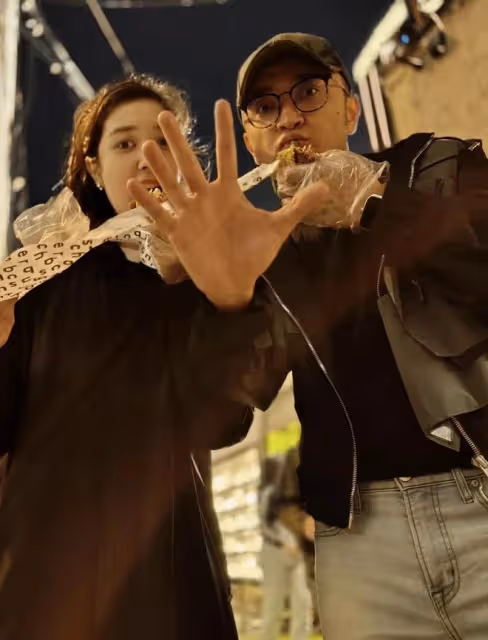 尼格買提回老家過節拍全家福!一家25口均高顏值,學霸侄女太吸睛
