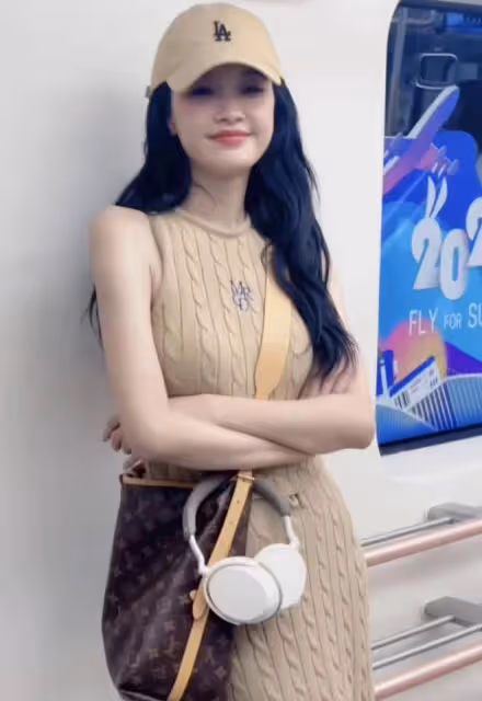 30歲孫怡曝新戀情!與00後戀綜嘉賓看演唱會,疑甜蜜相擁同住房車