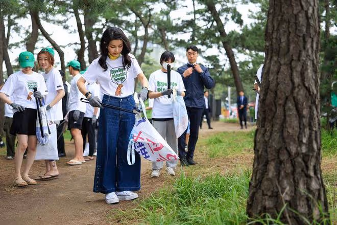 韓國第一夫人最新亮相太清純!穿T恤撿垃圾都這麼美,美得像校花