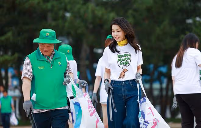 韓國第一夫人最新亮相太清純!穿T恤撿垃圾都這麼美,美得像校花