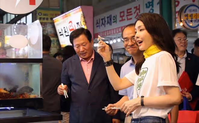 韓國第一夫人最新亮相太清純!穿T恤撿垃圾都這麼美,美得像校花
