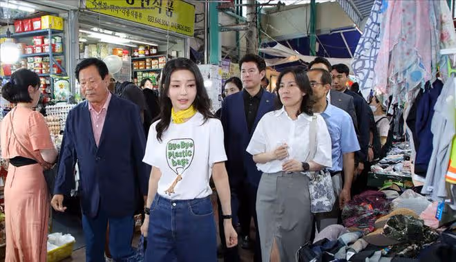 韓國第一夫人最新亮相太清純!穿T恤撿垃圾都這麼美,美得像校花