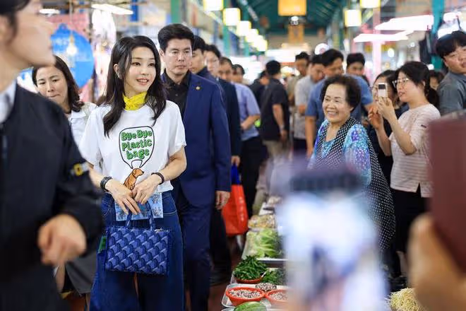 韓國第一夫人最新亮相太清純!穿T恤撿垃圾都這麼美,美得像校花