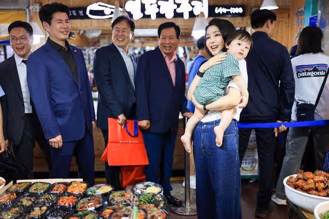 韓國第一夫人最新亮相太清純!穿T恤撿垃圾都這麼美,美得像校花