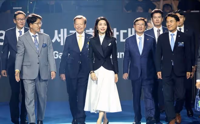 韓國第一夫人最新亮相太清純!穿T恤撿垃圾都這麼美,美得像校花