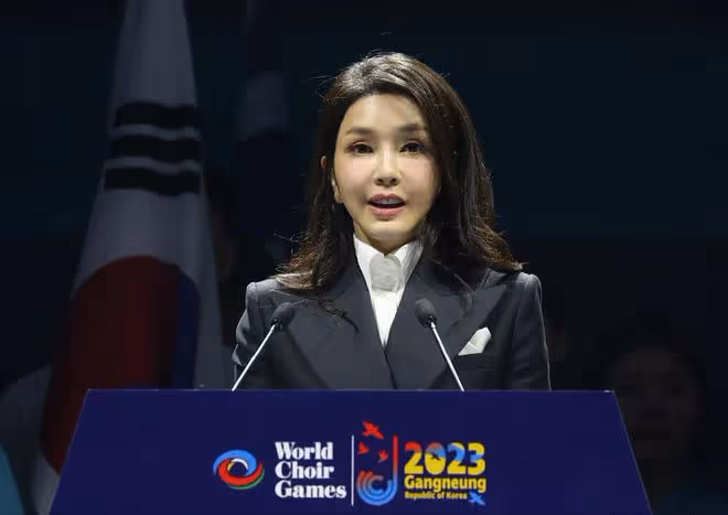 韓國第一夫人最新亮相太清純!穿T恤撿垃圾都這麼美,美得像校花