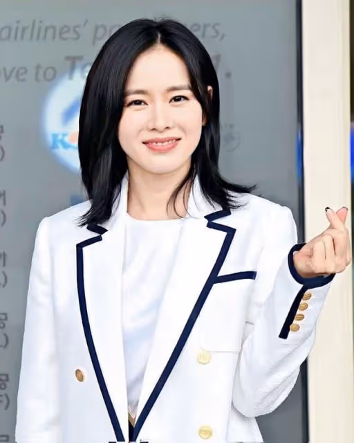孫藝珍產後首露臉「及肩短髮+鉛筆腿」近況公開!招牌笑眼超少女,現場韓媒傻:當媽?