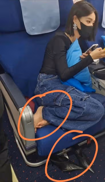 李一桐脫鞋光腳坐飛機惹爭議,腳踩座椅不衛生,網友吐槽沒素質