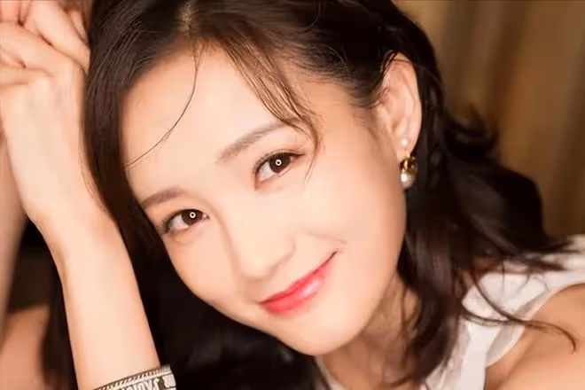 李一桐脫鞋光腳坐飛機惹爭議,腳踩座椅不衛生,網友吐槽沒素質