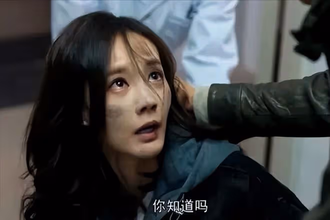 李一桐脫鞋光腳坐飛機惹爭議,腳踩座椅不衛生,網友吐槽沒素質