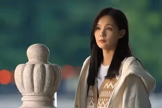 李一桐脫鞋光腳坐飛機惹爭議,腳踩座椅不衛生,網友吐槽沒素質