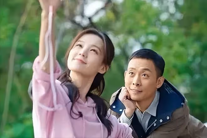 李一桐脫鞋光腳坐飛機惹爭議,腳踩座椅不衛生,網友吐槽沒素質