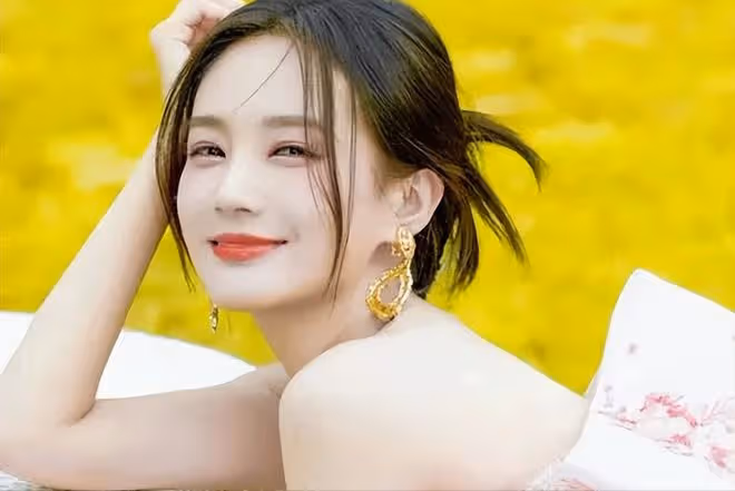 李一桐脫鞋光腳坐飛機惹爭議,腳踩座椅不衛生,網友吐槽沒素質