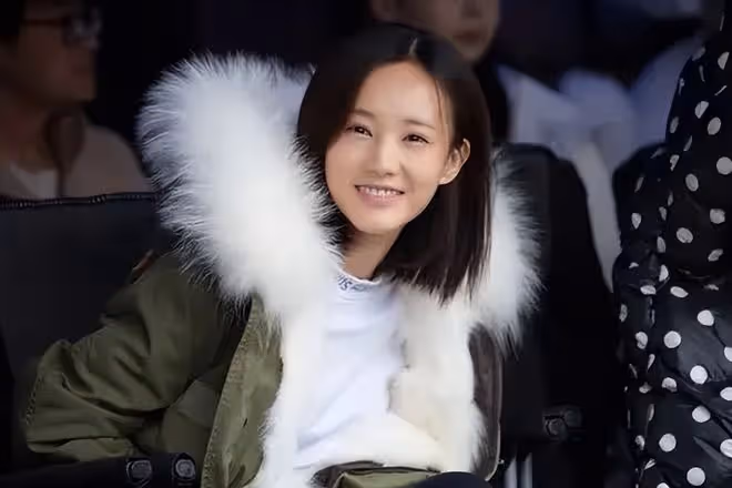 李一桐脫鞋光腳坐飛機惹爭議,腳踩座椅不衛生,網友吐槽沒素質
