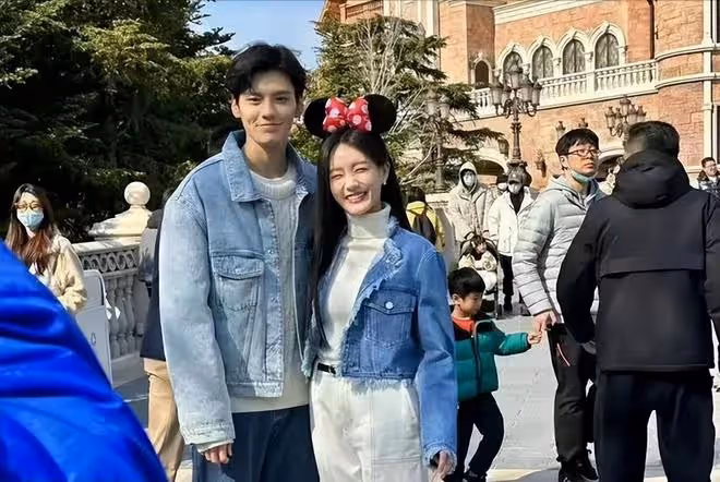李一桐脫鞋光腳坐飛機惹爭議,腳踩座椅不衛生,網友吐槽沒素質