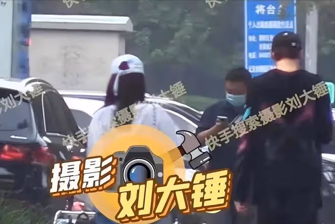 李一桐脫鞋光腳坐飛機惹爭議,腳踩座椅不衛生,網友吐槽沒素質