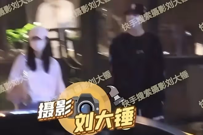 李一桐脫鞋光腳坐飛機惹爭議,腳踩座椅不衛生,網友吐槽沒素質