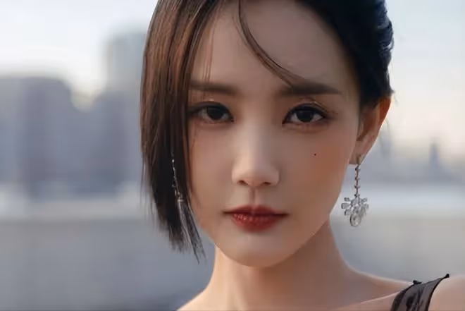 李一桐脫鞋光腳坐飛機惹爭議,腳踩座椅不衛生,網友吐槽沒素質